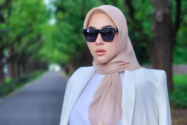 Syahrini ngaku senang mandi pakai air zam zam, netizen: Malu sendiri liat dia ngomong