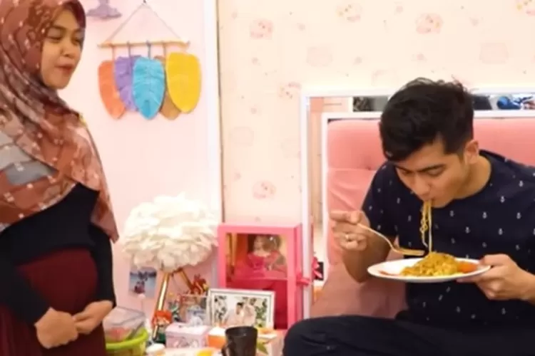 Begini reaksi Teuku Ryan cobain Indomie goreng topping ulat sagu, Ria Ricis: Gak tega