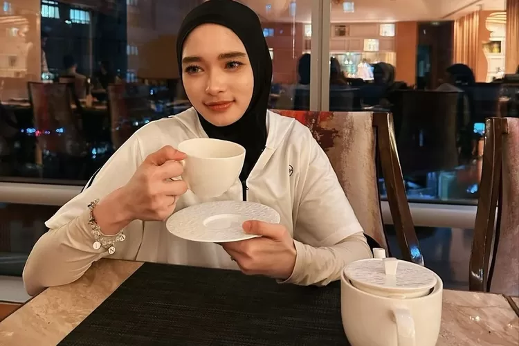 Tampil seksi? Outfit Inara Rusli main Tenis tuai pujian netizen: Tetap stylist meski...