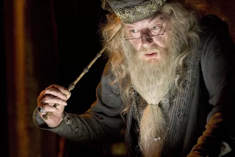 Pemeran Dumbledore di Harry Potter tutup usia! Berikut profil dan masa kecil Michael Gambon