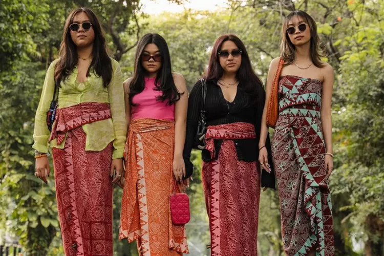Peringati Hari Batik Nasional, ini inspirasi outfit batik kekinian ala 3 tokoh berkain!