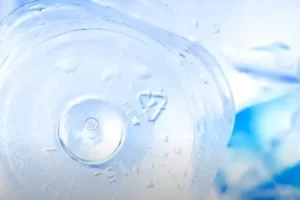 Sering lihat tulisan PET di botol air mineral? Berikut arti 7 kode dalam kemasan plastik yang perlu kamu tahu