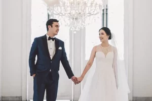 Bak pengantin baru, Rendy Kjaernett dan Lady Nayoan tampil mesra dalam balutan baju pengantin