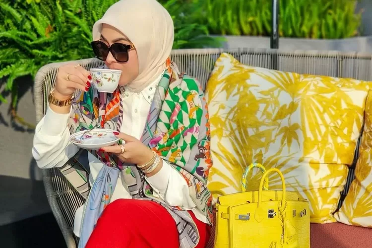 Fantastis! Syahrini pamer tas Hermes seharga Rp1 miliar, netizen: Kalau tasnya KW...