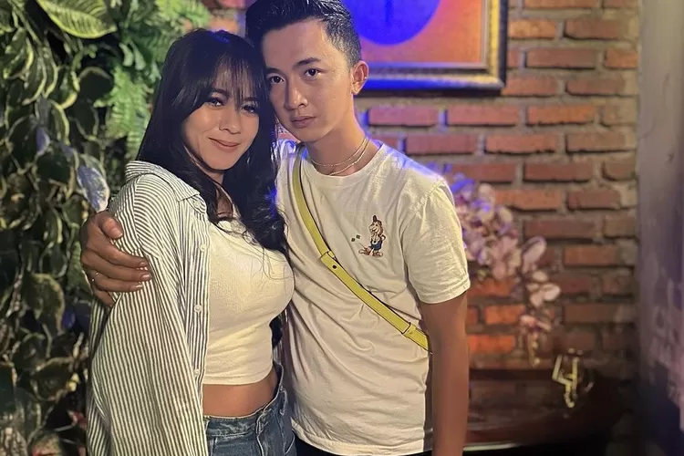 Sudah punya rumah mewah akan menikah? Sensen asisten Raffi Ahmad unggah foto bareng cewek seksi: Tinggal Om ..