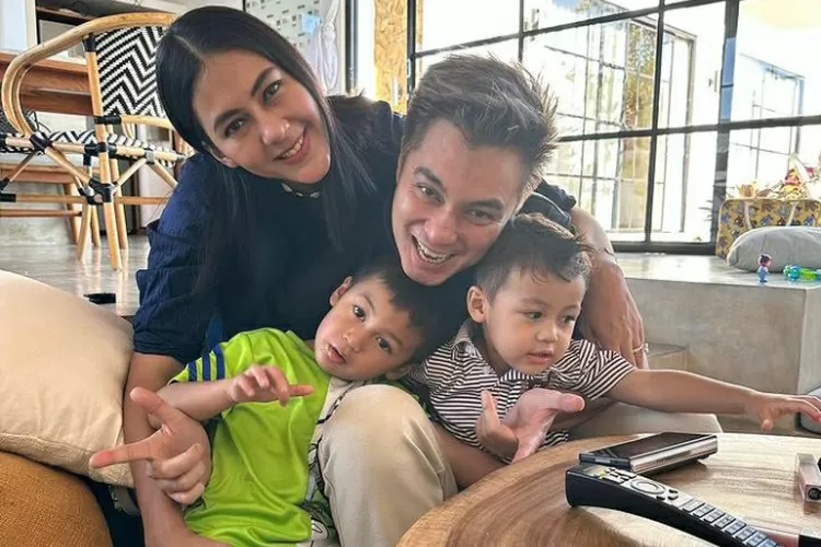 Innalillahi! Baim Wong dikabarkan alami kecelakaan mobil hingga sang anak nyaris terlempar: Kami semua…