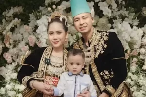 Rayakan ulang tahun pernikahan, Raffi Ahmad dan Nagita Slavina kenakan busana adat Jawa: Kita sekarang mau...