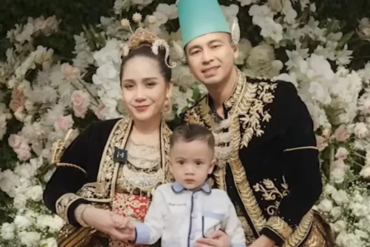 Rayakan ulang tahun pernikahan, Raffi Ahmad dan Nagita Slavina kenakan busana adat Jawa: Kita sekarang mau...