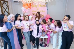 Intip keseruan Rossa saat bernyanyi di acara baby shower Aurel, jadikan suasana rasa konser di dalam rumah