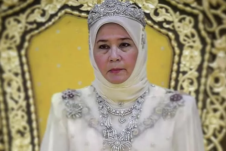 Perilakunya pernah tuai kehebohan hingga dihujat gegara hal ini, sederet fakta mengejutkan tentang Ratu Azizah