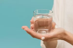 9 Manfaat minum air putih setiap hari, ternyata bisa bikin kulit jadi lebih lembut dan glowing!