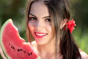 Manfaat mengkonsumsi buah semangka untuk kulit yang lebih sehat di musim panas, efeknya luar biasa!