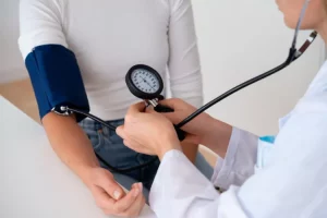 Pentingnya periksa tekanan darah di rumah untuk cegah stroke, begini cara pakai tensimeter mandiri yang tepat