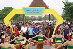 KGPAA Mangkunegara X, Raja Mataram yang pertama menerima trofi Piala Dunia di istananya