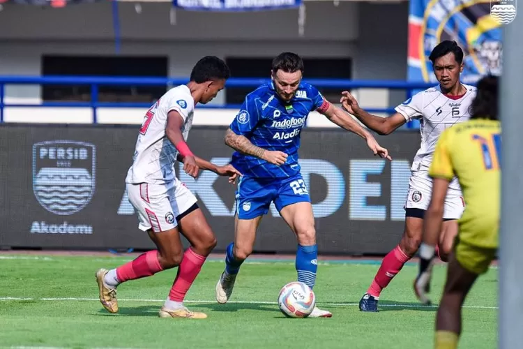 Puluhan botol miras disita hingga motor hilang saat Persib jamu Arema FC di GBLA