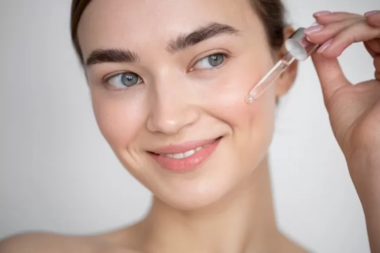 5 Tips memilih serum anti aging, tunda penuaan dini sebelum kerutan muncul