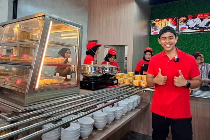 Kisah inspiratif Tanboy Kun, YouTuber mukbang yang punya 18 juta followers kini jualan bakso Malang di Depok