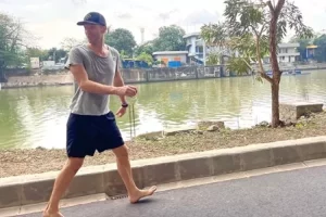 Bikin heboh penggemar, Chris Martin jalan sore sambil nyeker di sekitaran Jakarta