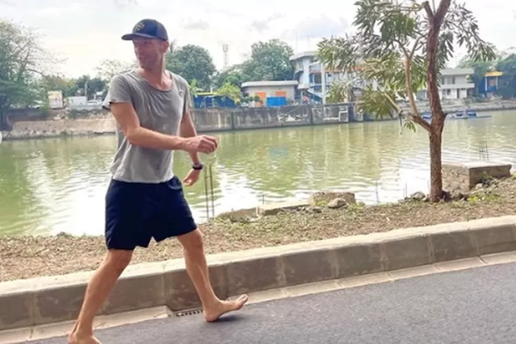 Bikin heboh penggemar, Chris Martin jalan sore sambil nyeker di sekitaran Jakarta