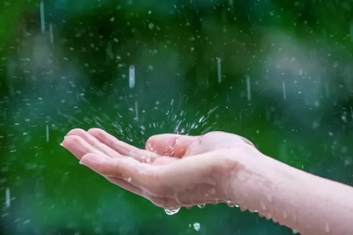 4 Tips perawatan kulit di musim hujan, meskipun mendung harus tetap pakai tabir surya loh!