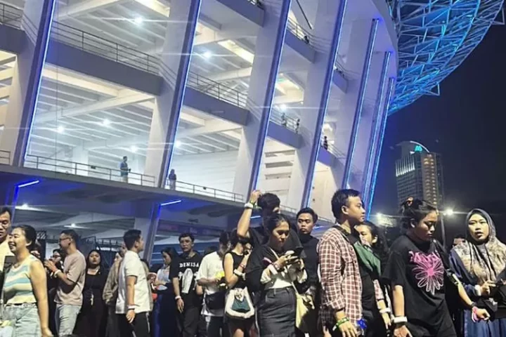 Konser Coldplay di SUGBK Jakarta diwarnai chaos, pemilik tiket asli banyak yang tak bisa masuk