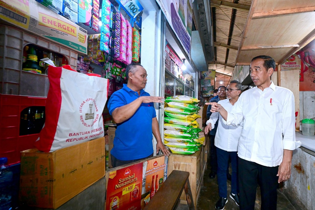 Dampingi Presiden Joko Widodo ke Pasar Rakyat di Banyuwangi, Mendag Zulkifli Hasan: Harga Bapok Stabil dan Pasokan Cukup