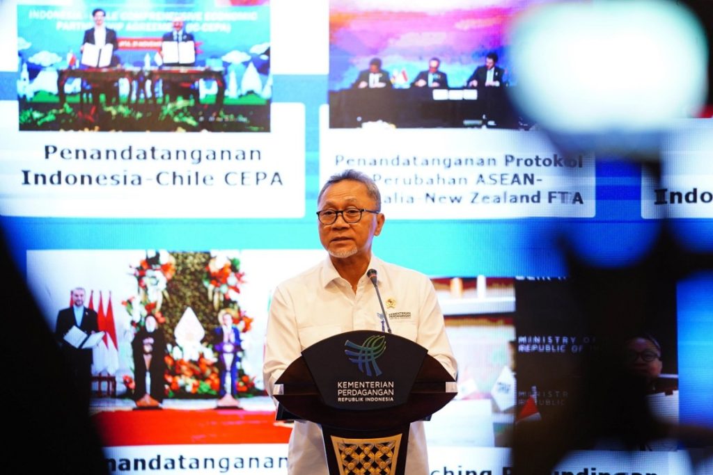 Menteri Perdagangan Zulkifli Hasan mengajak semua pemangku kepentingan dan masyarakat melihat sektor perdagangan secara optimistis dalam menyambut 2024.