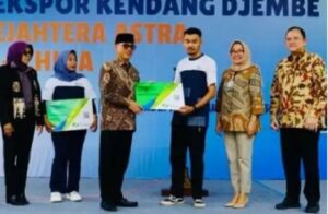 Mendes Yandri Susanto Serahkan Kartu Jamsostek pada Pengrajin Kendang Jimbe di Blitar