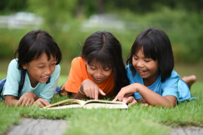 anak membaca buku (Freepik/jcomp)