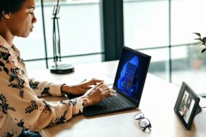 Ilustrasi bekerja dengan laptop